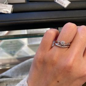 【Ginza Rim(銀座リム)の口コミ】 婚約指輪がウェーブタイプなので、重ね付けした時に綺麗に見えるところで…