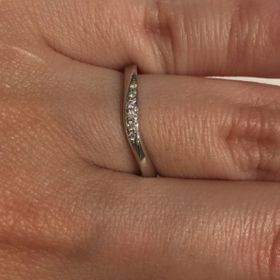 【4℃ BRIDAL(ヨンドシーブライダル)の口コミ】 シンプルなフォルムで扱いやすいですし、全体的に上品で指が綺麗に見えま…
