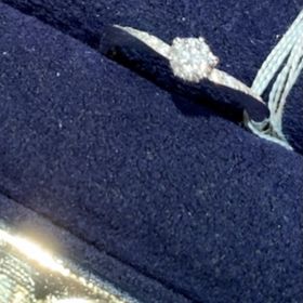 【BIJOUPIKO(ビジュピコ)の口コミ】 プラチナ素材で中心が細くなっているV字タイプの指輪です。とてもシンプル…