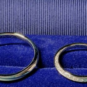 【銀座ダイヤモンドシライシの口コミ】 ストレートにメレダイヤがついたデザインを探していて、こちらのブーケを…