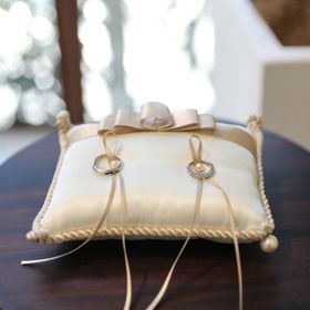 【IZURU】の口コミ 新婦向けの指輪は、他ブランドの同価格帯の商品よりもダイヤが大きく輝いて...