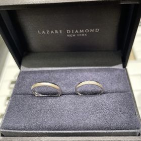 【ラザール ダイヤモンド(LAZARE DIAMOND)の口コミ】 センターラインを境に光沢と艶消しの仕上げを施した遊び心のあるデザイン…