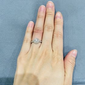 【宝寿堂(ほうじゅどう)の口コミ】 メインになるダイヤを自分で見て選んでいけたことが大きいです。カラット…