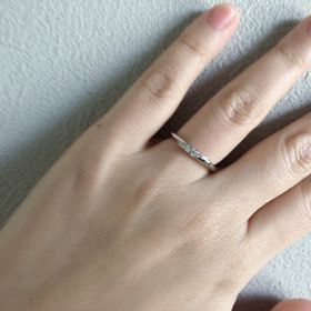 【銀座ダイヤモンドシライシの口コミ】 指輪のデザインについて
シンプルで大人なイメージのシャープなデザインで…
