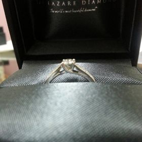 【ラザール ダイヤモンド(LAZARE DIAMOND)の口コミ】 デザインが曲線美の綺麗な指輪で女性らしい指先に見えて素敵でした。横か…