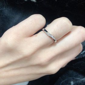 【festaria VOYAGE(フェスタリア ボヤージュ)の口コミ】 中指の上から小指の付け根へ向かって星が流れるようなダイヤのラインが指…