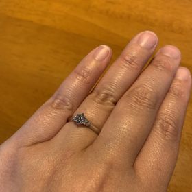 【銀座ダイヤモンドシライシの口コミ】 手が小さいのであまり大きなものは避けようと思ってました。指輪のデザイ…
