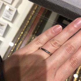 【エクセルコダイヤモンド(EXELCO DIAMOND)の口コミ】 2.75ミリのシンプルな指輪です。オプションで色々つけられるようでミレ打…