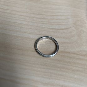 【アイプリモ(I-PRIMO)の口コミ】 指輪は細めのシルバーを選びました。小さめのダイヤが三つナナメのライン…