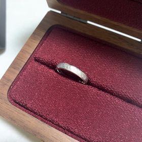 【MIORING(ミオリング)の口コミ】 購入した指輪のデザインには和紙柄が用いられており、非常に個性的であっ…