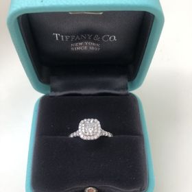 【ティファニー(Tiffany & Co.)の口コミ】 デザインは、センターダイアの周りを小さなダイアが2重で取り囲んでいるデ…