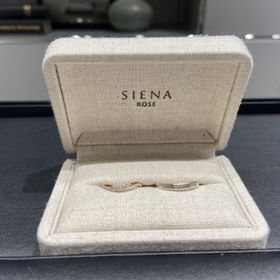 【SIENAROSE(シエナロゼ)の口コミ】 U字のカーブが入っており、指を細長く見せてくれる所が気に入りました。細…