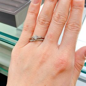 【アイプリモ(I-PRIMO)の口コミ】 細めのリングで、つけ心地も良かったです。
婚約指輪と結婚指輪のデザイン…