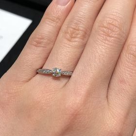 【ティファニー(Tiffany & Co.)の口コミ】 手が小さく指が短いのでリングの幅が狭いものを探していました。このエン…