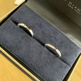 【ラザール ダイヤモンド(LAZARE DIAMOND)の口コミ】 長い指がコンプレックスでしたが、、
この指輪の真ん中のウェーブのデザイ…