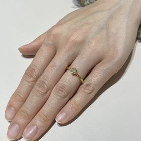 【TRECENTI(トレセンテ)の口コミ】 花の形に一目惚れしました。
婚約指輪はシルバーというイメージが強かった…