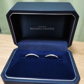 【銀座ダイヤモンドシライシの口コミ】 婚約指輪にて少しデザイン性を重視したので、結婚指輪は、購入前から付け…