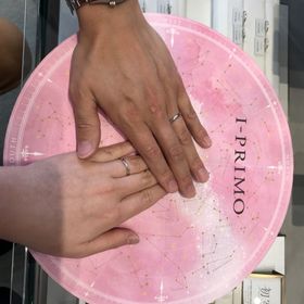 【アイプリモ(I-PRIMO)の口コミ】 ウェーブのかかったデザインによって、指が細く見えたこと、リングの内側…