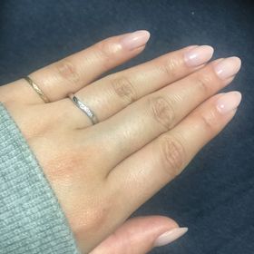 【ラザール ダイヤモンド(LAZARE DIAMOND)の口コミ】 デザインは指馴染みがよさそうな
ウェーブデザインにしました。
元々細め…