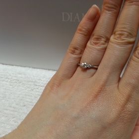 【銀座ダイヤモンドシライシの口コミ】 リボンがモチーフのレガーレというシリーズの婚約指輪。レガーレは「結ぶ …