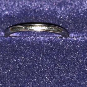 【銀座ダイヤモンドシライシの口コミ】 ダイヤモンドが付いていないシンプルで王道な指輪です。ダイヤモンドが付…