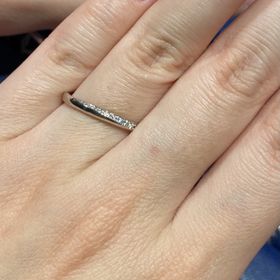 【銀座ダイヤモンドシライシの口コミ】 当初ハーフエタニティリングと迷っておりましたが、日常使いには少し派手…