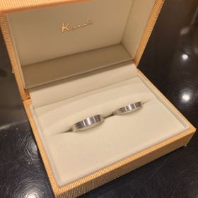 【ケイウノ ブライダル(K.UNO BRIDAL)の口コミ】 お互い木目金が気になっていて、シンプルで平打ちのものを希望していた為…