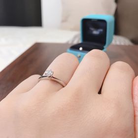 【ティファニー(Tiffany & Co.)の口コミ】 ティファニーセッティング特有のダイヤの輝きを際立てるデザインがとても…