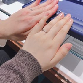 【銀座ダイヤモンドシライシの口コミ】 ゆるやかなカーブのV字に、なめらかに流れる星のようなダイヤ。輝きがやっ…
