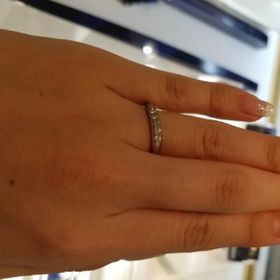 【ROYAL ASSCHER(ロイヤル・アッシャー)の口コミ】 シンプルなデザインのマリッジリングで扱いやすいですし、指にピッタリと…