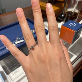 【銀座ダイヤモンドシライシの口コミ】 シンプルなデザインですがカーブもあり、センターの周りに散りばめられた…