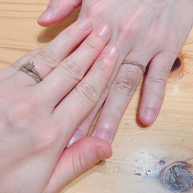 【銀座ダイヤモンドシライシの口コミ】 新郎が着けてもシンプルな指輪のデザイン、毎日着けてても気にならない着…