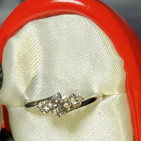 【MIKIMOTO(ミキモト)の口コミ】 中心に大きなダイヤ、その両サイドに中心のダイヤより小さめなダイヤがつ…