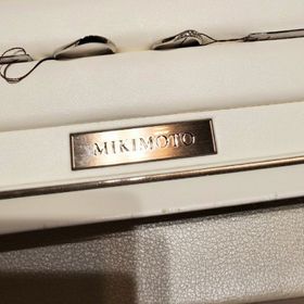 【MIKIMOTO(ミキモト)の口コミ】 まっすぐではなく、カーブしているデザインです。やや尖っているデザイン…