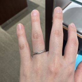 【銀座ダイヤモンドシライシの口コミ】 ウェーブ型とV字のデザインで探していて、買う直前まで悩みました。
他の…