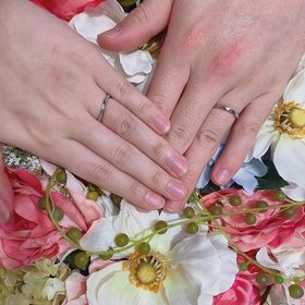 【アイプリモ(I-PRIMO)の口コミ】 婚約指輪と重ね付けしたかったので細身のデザインを選びました。側面にダ…