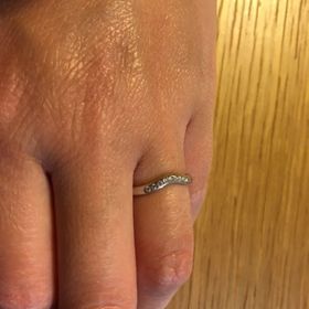 【ティファニー(Tiffany & Co.)の口コミ】 婚約指輪と重ね付けできるものを探しました。
いくつも試着しましたが、ど…