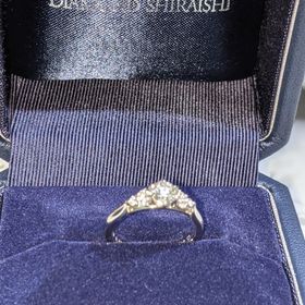 【銀座ダイヤモンドシライシの口コミ】 周りにメレダイヤがあることでよりダイヤモンドが大きく見えるとこや、人…