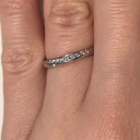 【ROYAL ASSCHER(ロイヤル・アッシャー)の口コミ】 まっすぐなデザインの指輪にダイヤモンドが埋め込まれています。チューリ…