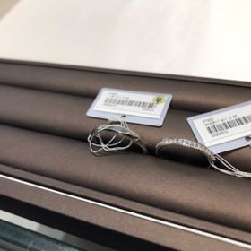 【アイプリモ(I-PRIMO)の口コミ】 左のリングは独特なカットでシンプルながらも存在感があります。右のリン…