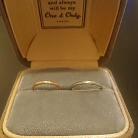 【One&Only(ワンアンドオンリー)の口コミ】 妻がマットでカジュアルな感じのゴールドがよいとのことで、こちらに決め…