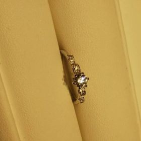 【GALA JEWELRY(ガラジュエリー)の口コミ】 個性的で華やかなデザインを探していてこのリングを見つけました。あまり…