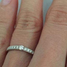 【エクセルコダイヤモンド(EXELCO DIAMOND)の口コミ】 エタニティリングと同時にマリッジリングも選びました。
サンドリヨンとい…
