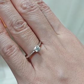 【アイプリモ(I-PRIMO)の口コミ】 ダイヤの大きさは小さいですが、最上級の輝きの指輪を選びました。指が細…