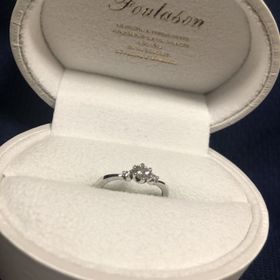 【Foulason(フレゾン)の口コミ】 V字型のリングを希望しており、様々なブランドの試着を行いました。つけ比…