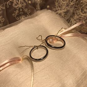 【ケイウノ ブライダル(K.UNO BRIDAL)の口コミ】 シンプルだけど、純糸のワンポイントが素敵で、即決しました。
結婚指輪ら…