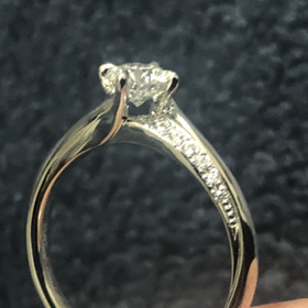 【エクセルコダイヤモンド(EXELCO DIAMOND)の口コミ】 横から見てダイヤの逆三角形が見える物がなかなか無い中でこちらは見るこ…