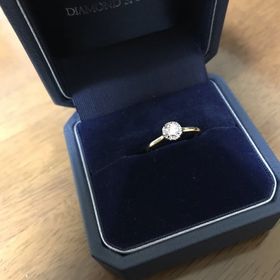 【銀座ダイヤモンドシライシの口コミ】 指輪の購入の決め手となったのはデザインが気に入ったからです。センター…