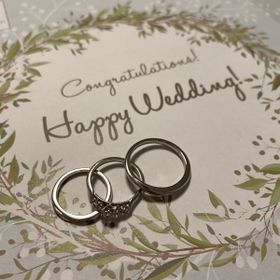 【銀座ダイヤモンドシライシの口コミ】 婚約指輪とセットで着用したく、同じブランドで揃えました。
指輪はレディ…