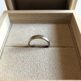 【YUKA HOJO(ユカホウジョウ)の口コミ】 指輪選びの際に重視したポイントは下記2点です。
1.質感とはめ心地
2.デザ…